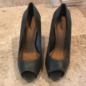 Army green open toe pump